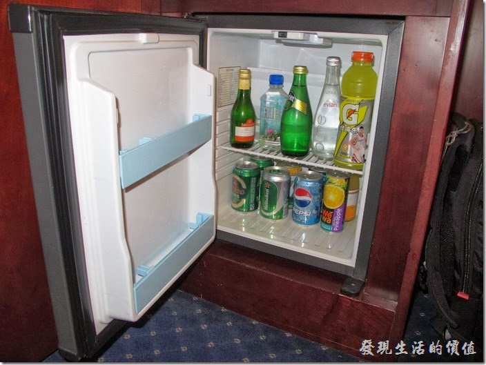 上海-齊魯萬怡大酒店。客房內的小冰箱，這裡的飲料是要錢的，不是很急的話，到外面的便利商店就有得買了。