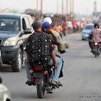Les routes de Kinshasa n'ont pas des voies spécifiques pour les motos. Motards et conducteurs des autres véhicules roulent sur les mêmes voies. Les passagers des motos n’hésitent pas à décrocher leurs téléphones pendant qu’ils roulent.