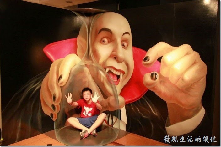 日本-豪斯登堡-超級錯覺藝術。這個是個人還蠻推薦遊玩的「超級錯覺藝術」，小朋友只是裝模作樣而已，那個高腳杯是畫出來的喔。