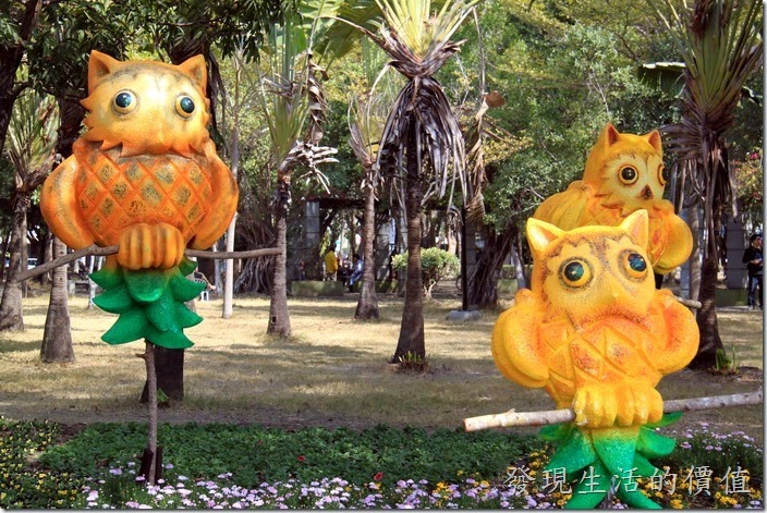 台南-2015百花祭。鳳梨貓頭鷹。鳳梨做成的貓頭鷹造型，使用台南特產的鳳梨當素材，將鳳梨化身為貓頭應在樹林中休息。