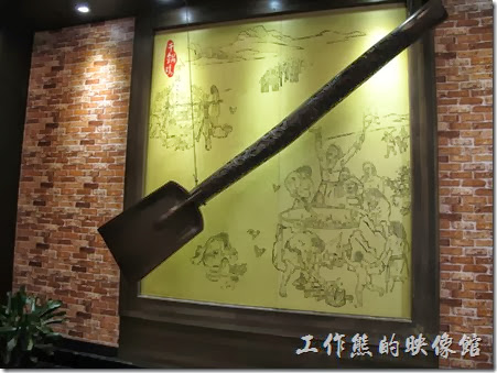 上海-干鍋居(貴州黔菜)。苗族的大木鏟，就掛在餐廳一進門的地方，象徵雞香。