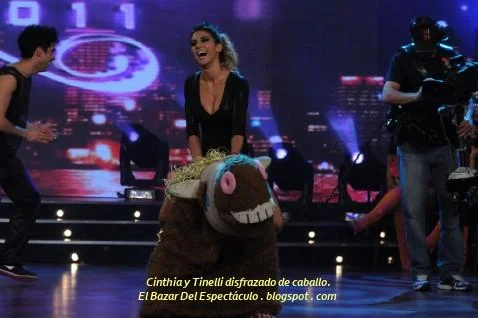 Cinthia y Tinelli disfrazado de caballo..JPG