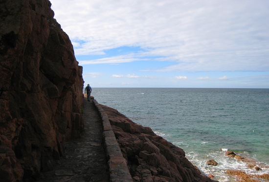 Cliff path to the cave