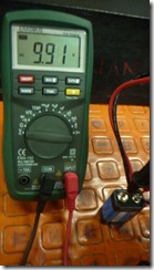 Usando un Tester digital medimos el voltaje de una pila de  9 voltios panasonic