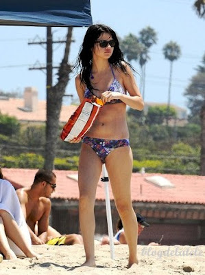 hot-and-sexy-selena-gomez-pictures-of-beach