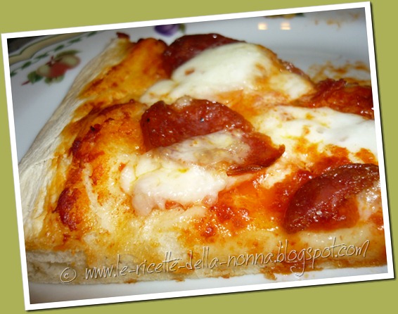 Pizza con prosciutto cotto, salame piccante e mozzarella (8)