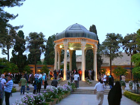 04. Mormantul lui Hafez.JPG