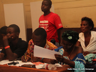 Dépouillement des bulletins de vote pour des candidats aux élections de 2011 en RDC, en présence des témoins le 28/11/2011 à Kinshasa. Radio Okapi/ Ph. John Bompengo
