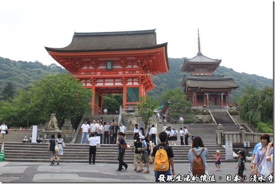 日本京都府-清水寺，相片中的紅色建築為清水寺前的仁王門，也叫做赤門，左右個供奉著一位四大天王，而且有一位的嘴巴一定是張開的，而另一未則一定是閉著的，這是因為祂們一個張嘴喝「阿」；一個閉嘴呼「吽」，所以又被稱為「阿、吽」，有點類似台灣的哼哈二將。