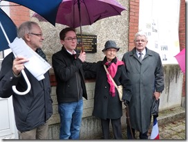 Dévoilement de la plaque par Gisèle Giraudeau-Fraud et Alain Royer, maire