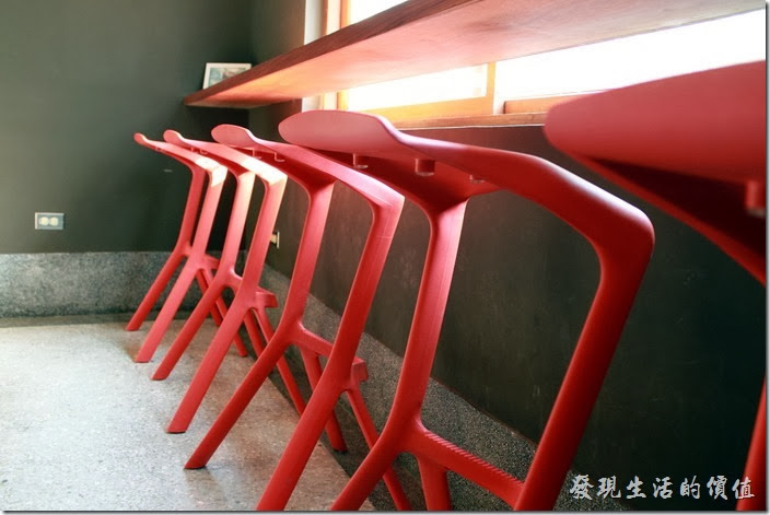 台南-PianoPiano。靠近小庭園的座位設計了高腳椅，讓客人可以一面欣賞外面的風景，一片享用食物。