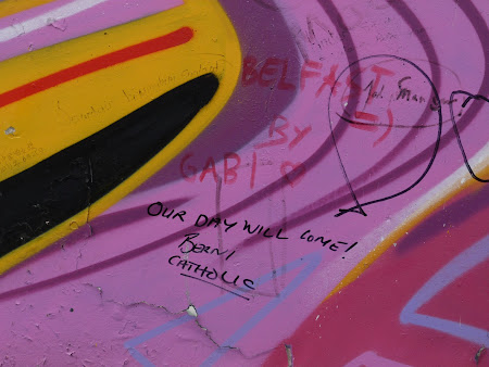 Imagini Belfast: mesaj zidul pacii
