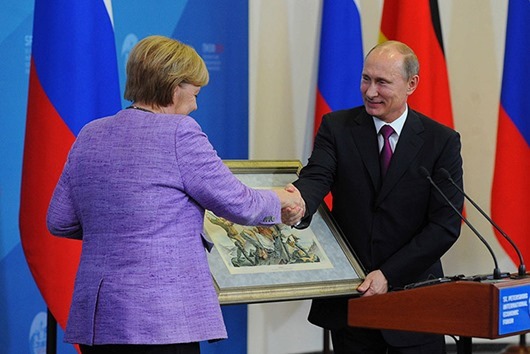 Президент РФ В.Путин и канцлер Германии А.Меркель в  Санкт-Петербурге