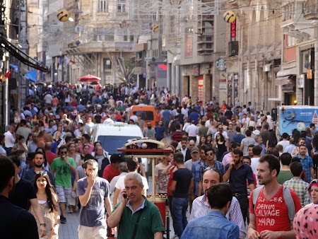 35. Lume pe Istiklal Cadessi.JPG