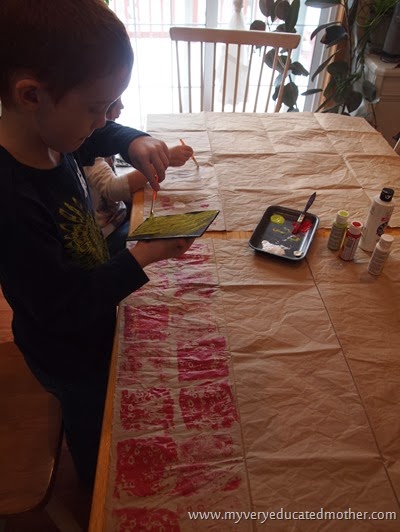 4 Let the stamping begin #kidscraft #greencrafting #recylingpaper #DIYwrappingpaper