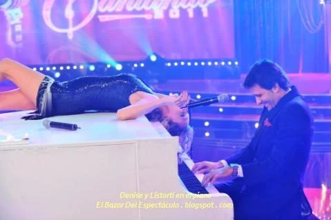 Denise y Listorti en el piano.JPG