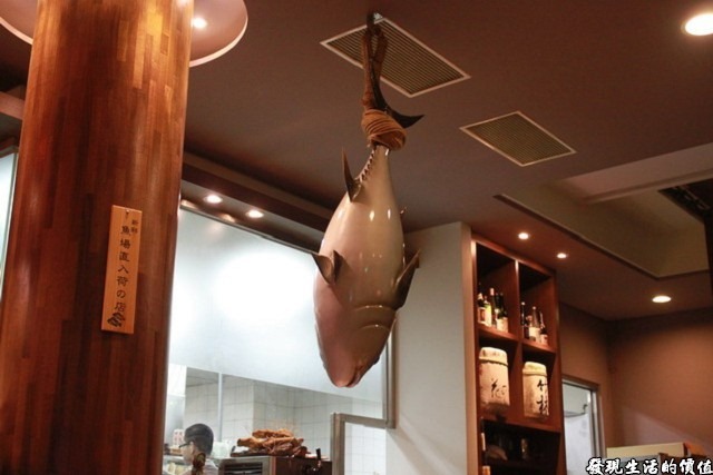 台南-花川日本料理。一樓的入口處掉了一條模型魚，這裡可以讓顧客親自挑選喜歡的魚在做各式的料理，而這也是花川標榜它們的魚夠新鮮才敢擺出來。