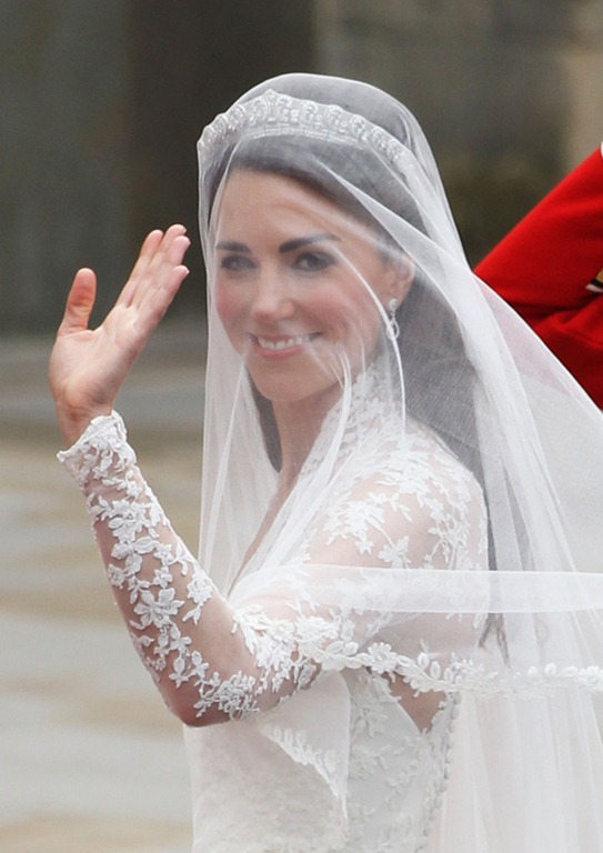 [kate-bride-william-royal-wedding-alexander-mcqueen-gown-23%255B2%255D.jpg]