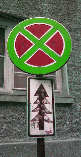 Забранителен знак "Паркирането и престоят забранени" с допълнителна табела стрелка, превърната в коледна елха ;)