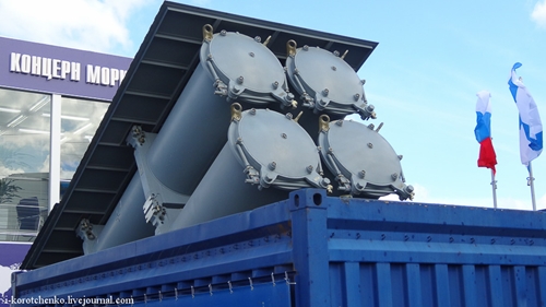 Колесный ЗРК "Бук-М2Э" и контейнерный комплекс ракетного оружия на "МАКС-2013"