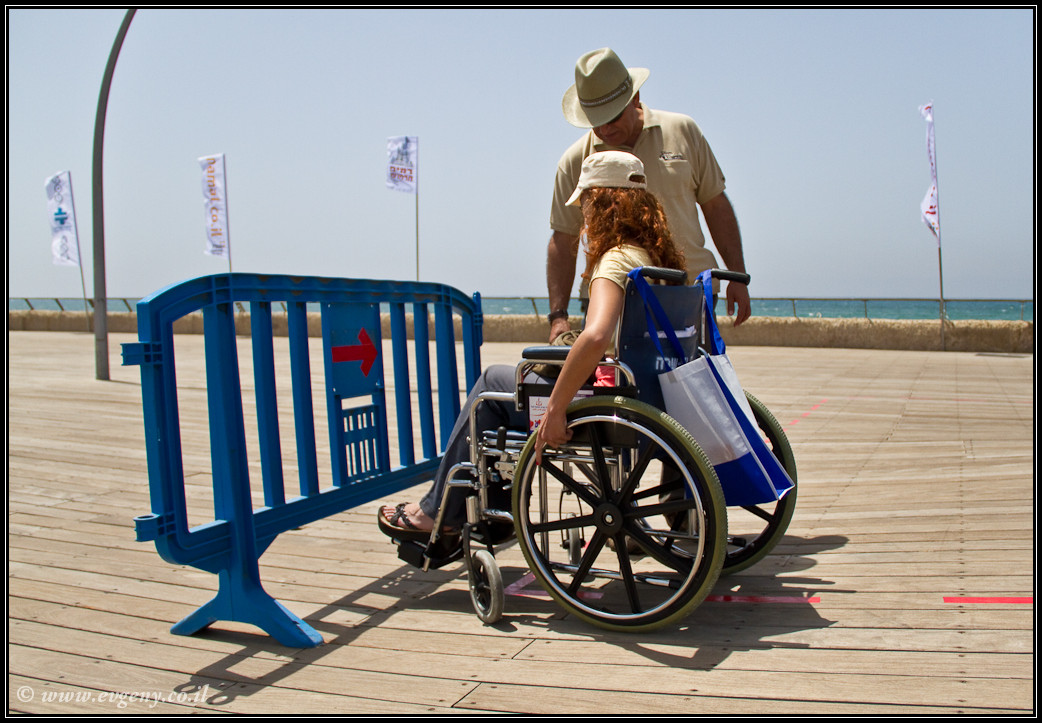 LookAtIsrael.com: Дома изнутри: ...и еще вопрос кто из нас неполноценен... (foto israel фото тель авив порт дома изнутри )
