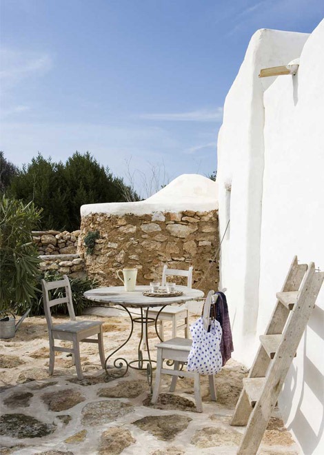 [mediterranean-style-outside-tables5.jpg]