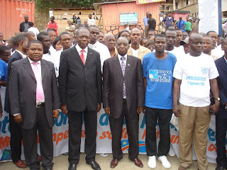Le gouv du Bas Congo Florybert Mbatshi et les marcheurs de la Paix à Matadi