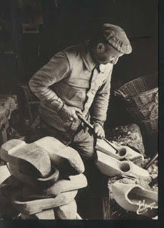 Artisan Sabotier en activité en Bretagne (une relève???) trouvé par