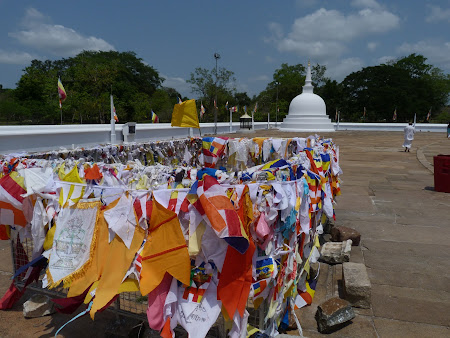 Budism Sri Lanka: steaguri de rugaciune