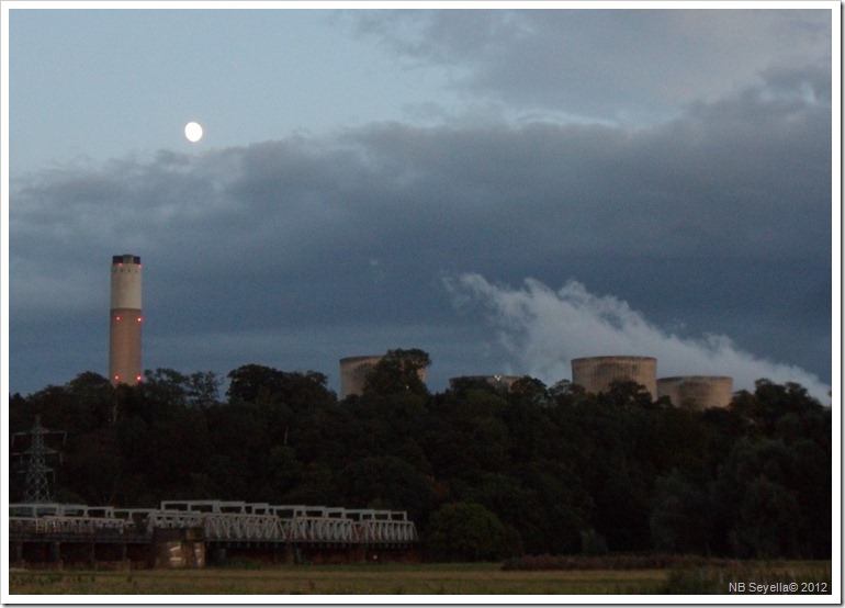 SAM_2569 Moonrise over Ratcliffe Power Stn
