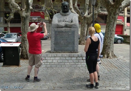 Turistas americanos junto a la estatua de Ernest Hemingway