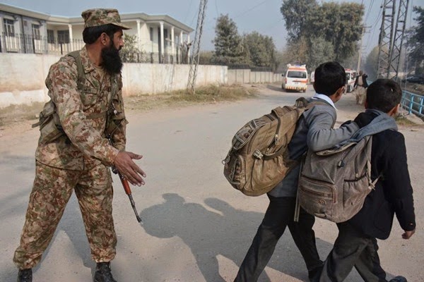 pakistan_attack_school_taliban_20141216_03