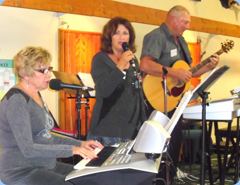 Carole Littlejohn, Janice and Kevin Johnston playing at the Raglan Club Saturday Night Concert