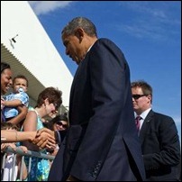 Obama cumprimenta eleitores no aeroporto internacional JFK