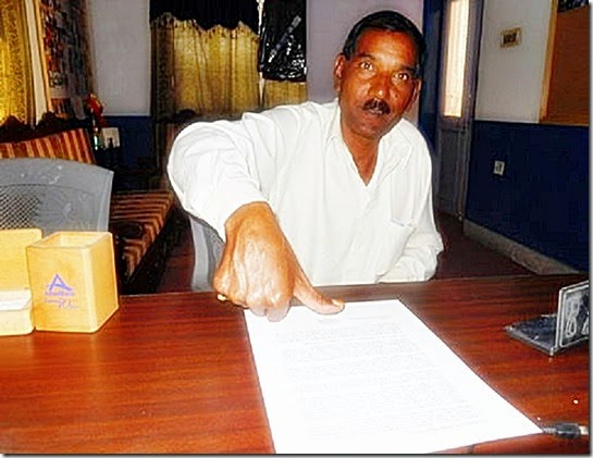Aashiq Masih signing open letter with thumb (Asia Bibi)