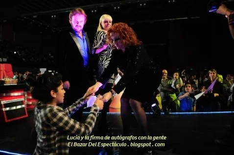Lucia y la firma de autógrafos con la gente.jpg