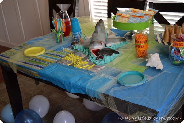 shark-party-table3