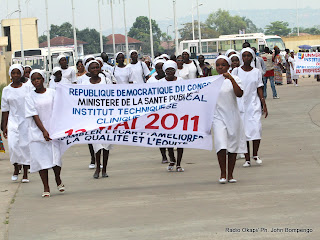 Des élèves infirmières marchent ce 12/05/2011 à Kinshasa, lors du défilé marquant la journée internationale des infirmiers. Radio Okapi/ John Bompengo