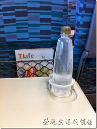 新的高鐵列車車廂的個人餐桌多了一個立體杯套，不怕不小心碰到翻倒。 