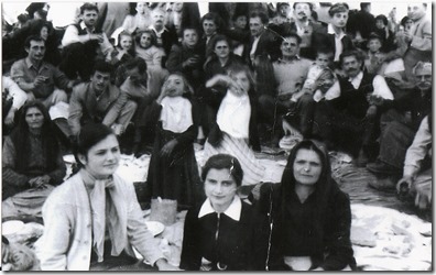Λιδορικιώτες στο Πανηγύρι του  Άι Νικόλα  Καλτεζιών , σε πρώτο  πλάνο  απ'ο  αριστερά  η  Γιώτα Πουρνιά - Μπούνου