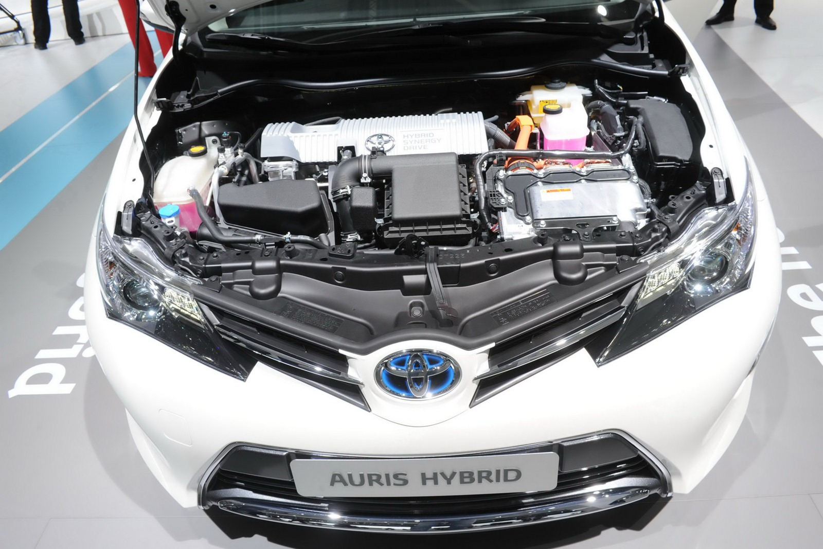 Двигатель гибрид купить. Toyota Auris под капотом. Toyota Auris 2017 двигатель. Auris Toyota Hybrid 2017 двигатель. Таеьа аурис гибирит мотор.