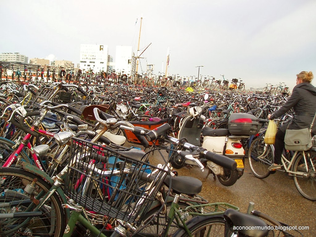 [Amsterdam.-Aparcamiento-bicicletas-C%255B29%255D.jpg]