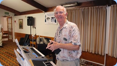 Peter Jackson played, sung and cracked some jokes in between! Peter brought his Yamaha PSR-S950 keyboard. Photo courtesy of Dennis Lyons.