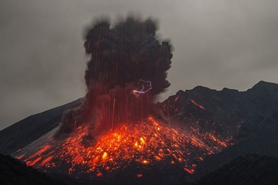 Vulcano em Erupção 04