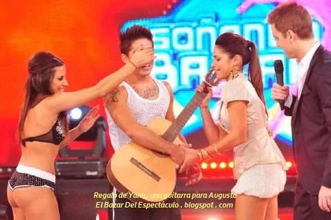 Regalo de Yana, una guitarra para Augusto.JPG