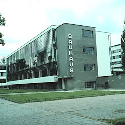 11.- W. Gropius. Edificio de la Bauhaus