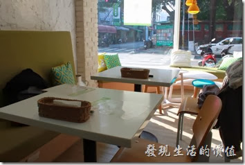 台南-小莫里。【Komori】餐廳的內座位分成沙發與木頭椅子兩種。