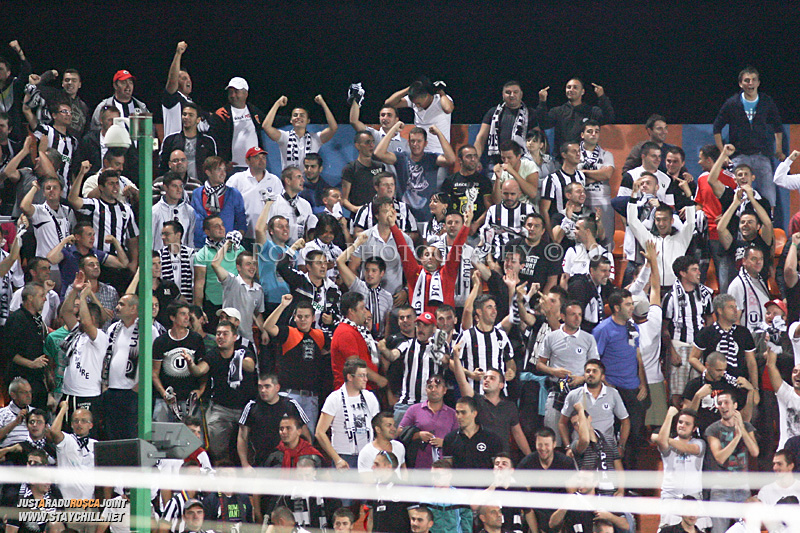Suporterii lui "U" Cluj Napoca isi sustin echipa, in timpul meciului dintre FCM Targu Mures si "U" Cluj Napoca din etapa a VII-a a ligii intai de fotbal, luni 19 septembrie 2011, la Targu Mures,