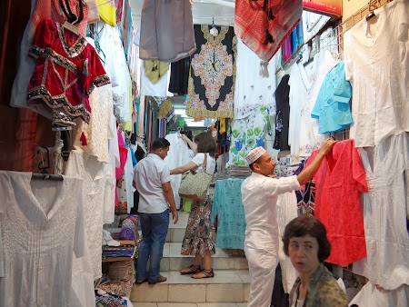 20. Haine in bazarul din Oman.JPG