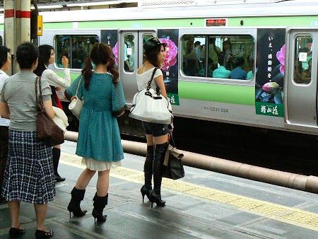 28. Asteptand metro in Tokyo.JPG